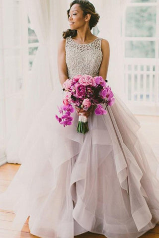 Robe de bal sans manches en tulle à col montant et décolleté rond, avec traîne. 