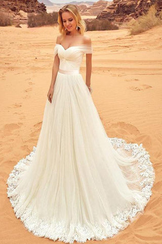 Robe de mariée en tulle à épaules dénudées et coupe trapèze, avec traîne balayée. 