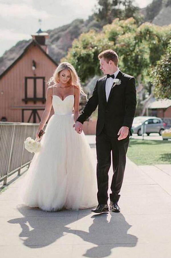 Magnifique robe de mariée en tulle, coupe trapèze, bretelles spaghetti et applications de dentelle 