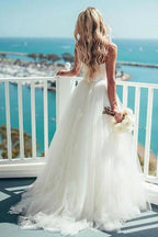 Magnifique robe de mariée en tulle, coupe trapèze, bretelles spaghetti et applications de dentelle 