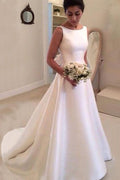 Robe de mariée en satin, col bateau, sans manches, dos nu plongeant en V et traîne. 