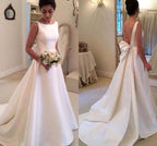 Robe de mariée en satin, col bateau, sans manches, dos nu plongeant en V et traîne. 