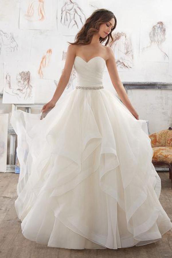 Vestidos de novia corte A, escote corazón, sin tirantes, con volantes y cinturón de cuentas 