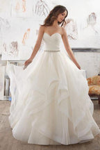 Vestidos de novia corte A, escote corazón, sin tirantes, con volantes y cinturón de cuentas 