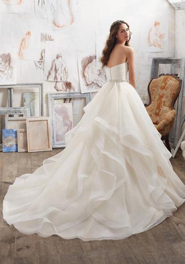 Vestidos de novia corte A, escote corazón, sin tirantes, con volantes y cinturón de cuentas 