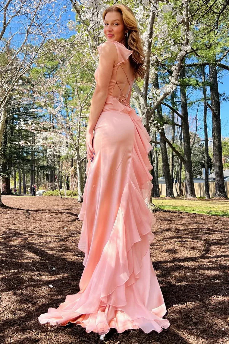 Vestido de graduación verde esmeralda con escote cuadrado, volantes y abertura