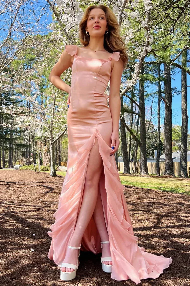 Vestido de graduación verde esmeralda con escote cuadrado, volantes y abertura