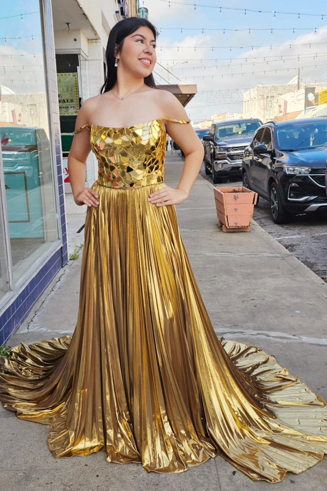 Robe de bal plissée métallisée à épaules dénudées avec miroirs brisés