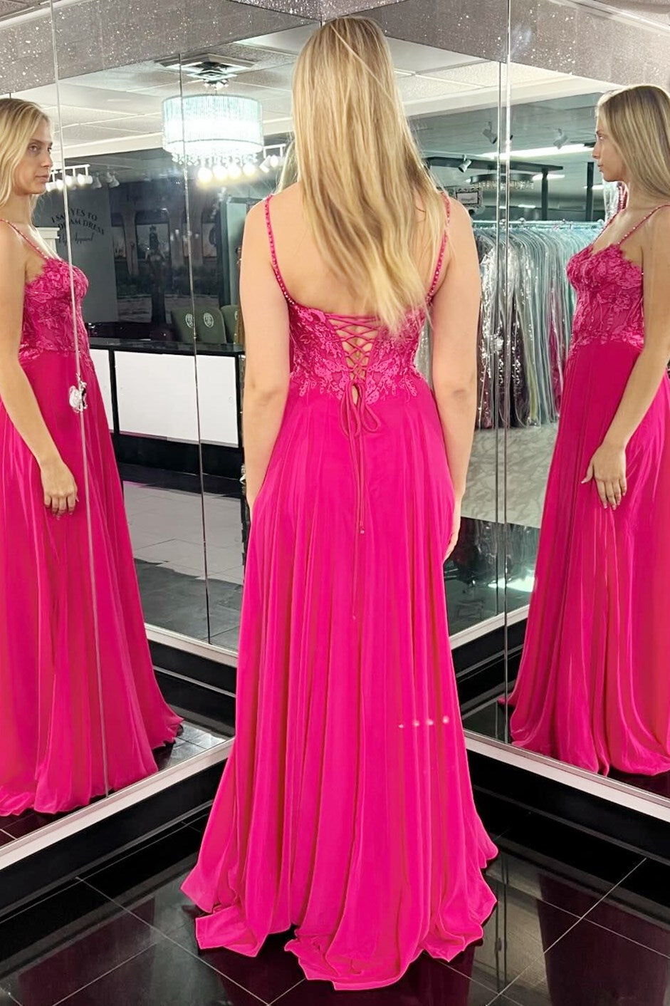 Vestido largo de fiesta corte A con apliques magenta y escote corazón con abertura