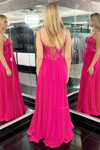 Vestido largo de fiesta corte A con apliques magenta y escote corazón con abertura
