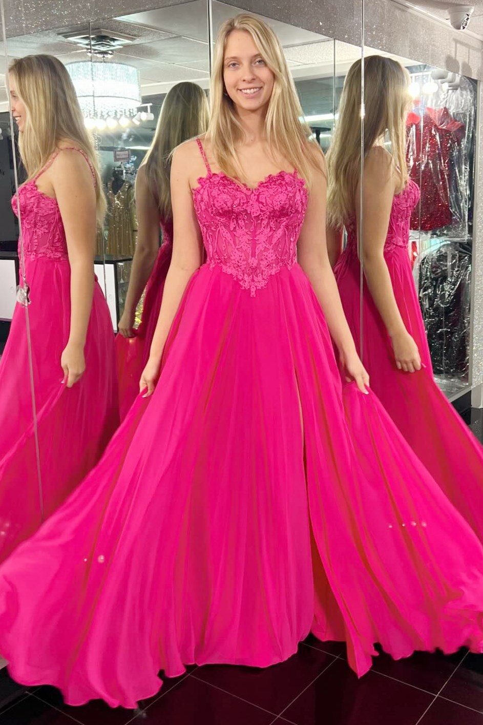 Vestido largo de fiesta corte A con apliques magenta y escote corazón con abertura