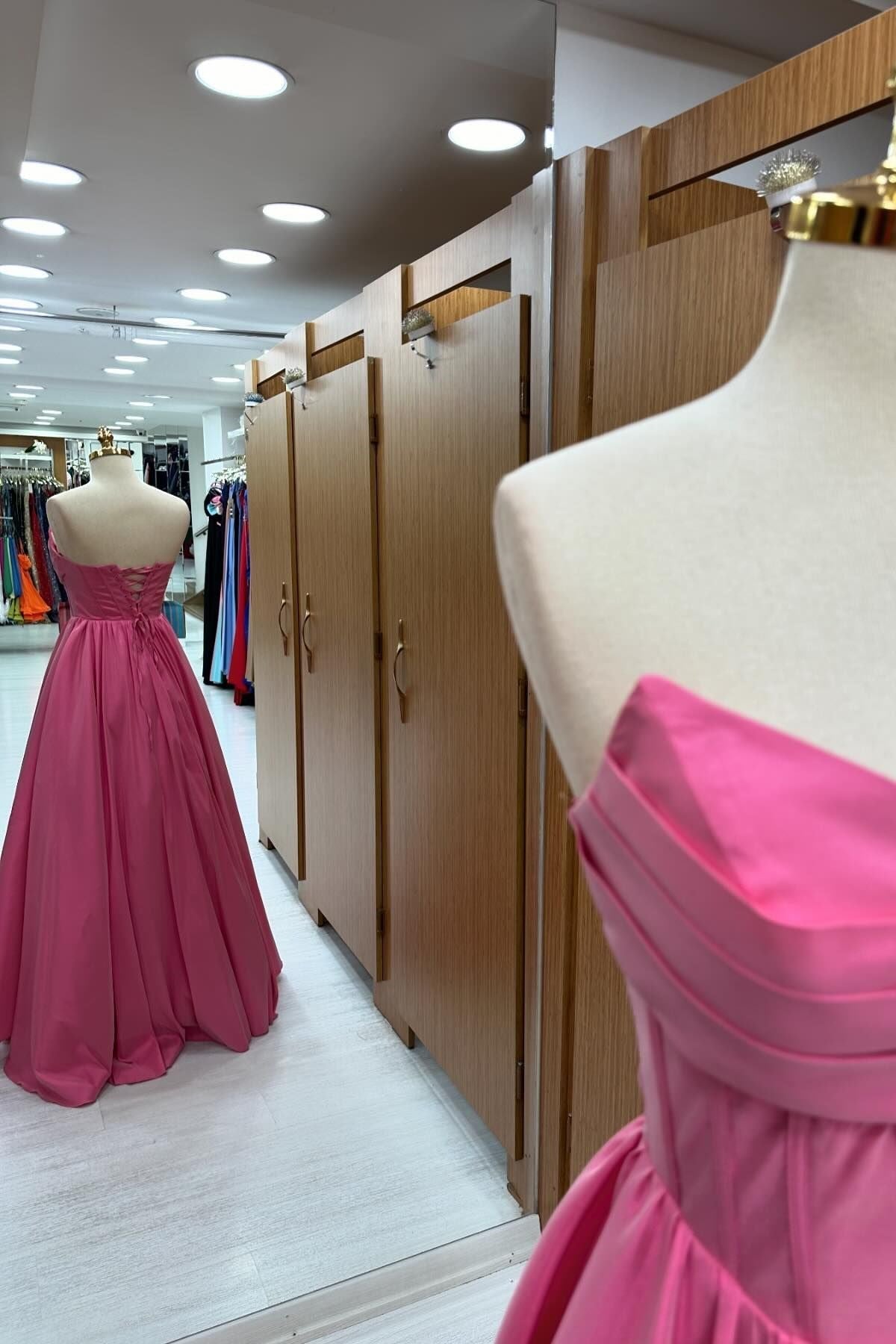 Robe de soirée longue trapèze sans bretelles et lacée