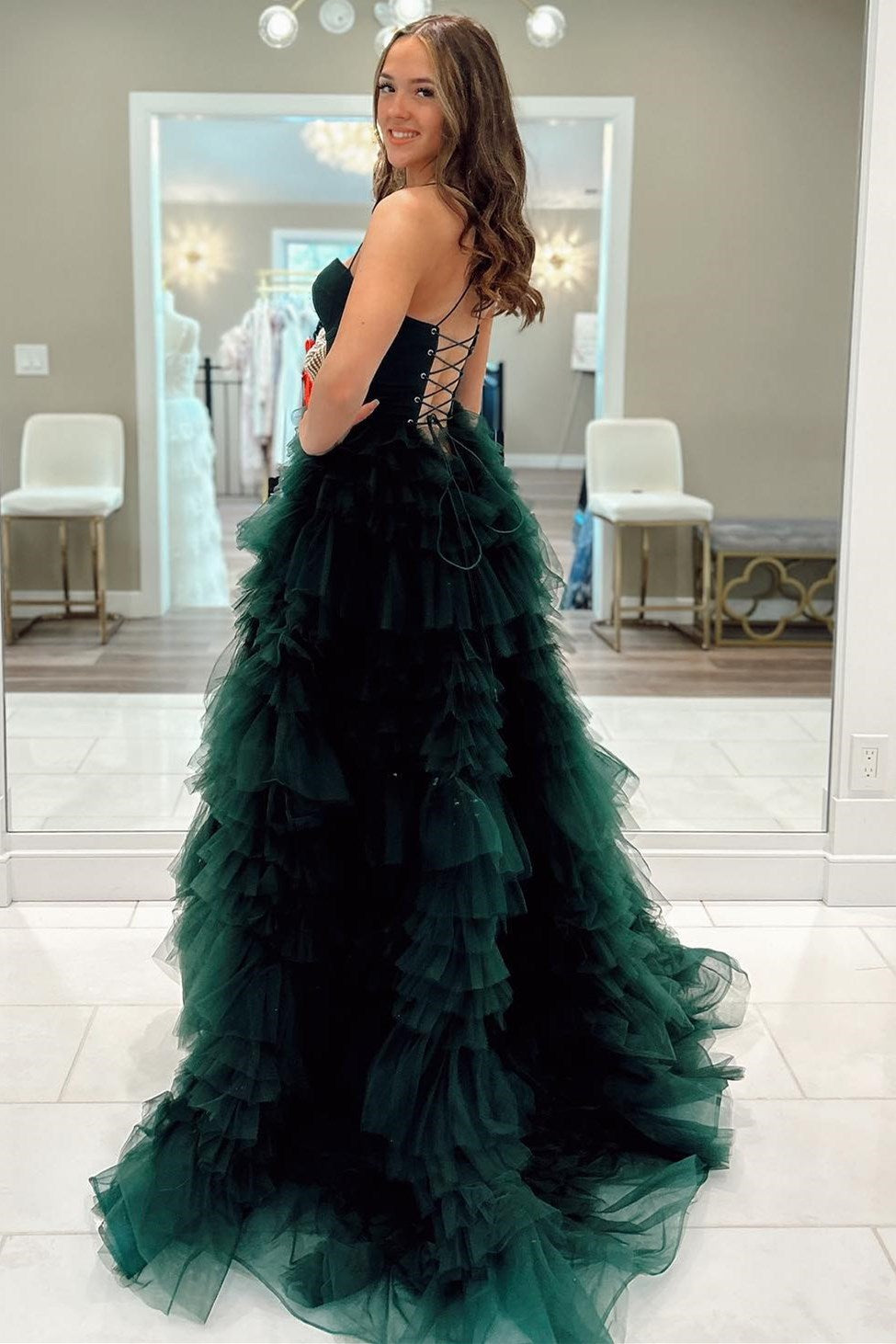 Vestido de graduación esmeralda con escote corazón, cordones, volantes y abertura