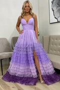 Vestido de fiesta escalonado con volantes y escote en V en degradado lavanda y morado.