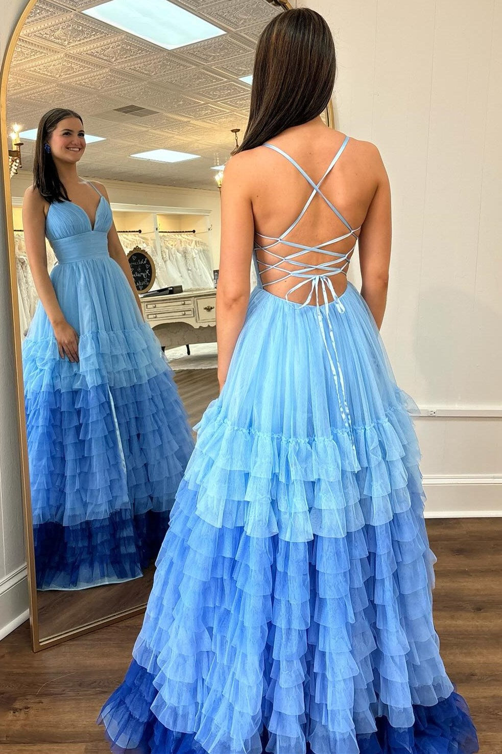 Vestido de fiesta escalonado con volantes y escote en V en degradado lavanda y morado.