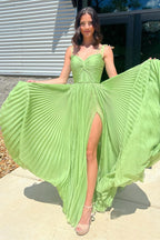Robe de bal plissée à devant torsadé et fente