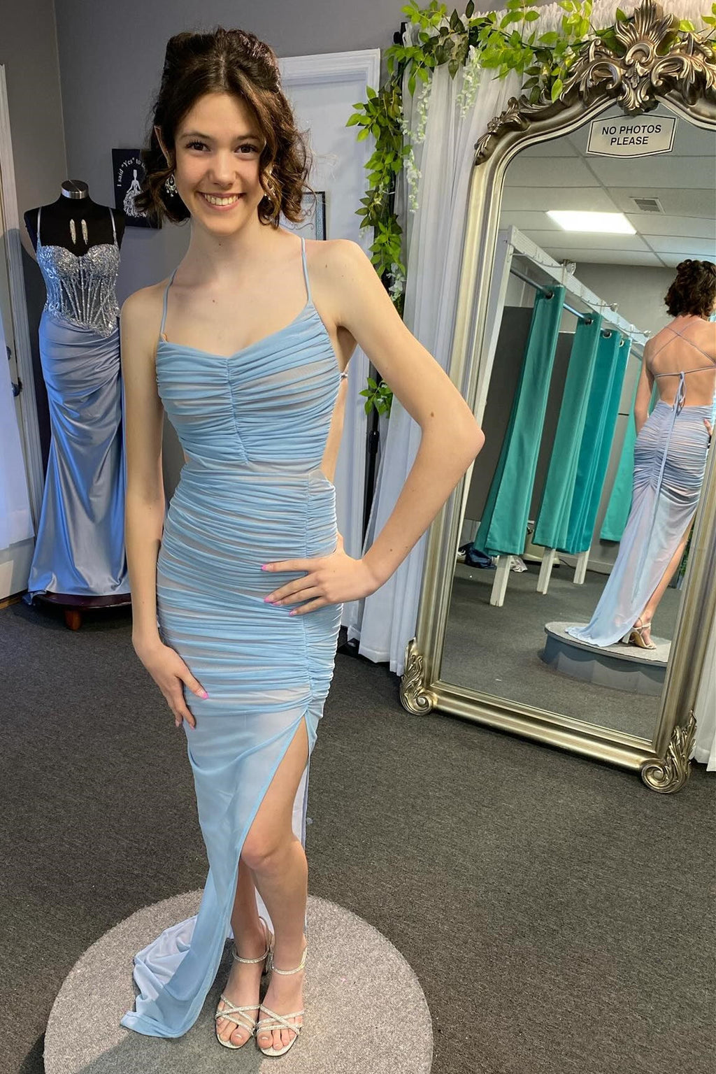 Montana | Robe longue sirène froncée à lacets dans le dos et fente, bleu clair