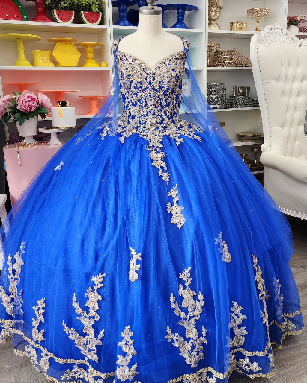 Vestido de baile de tul azul real con encaje dorado para quinceañera Y530