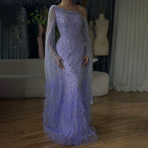 Vestido de noche de lujo con plumas, un solo hombro y mangas tipo capa LA72763 