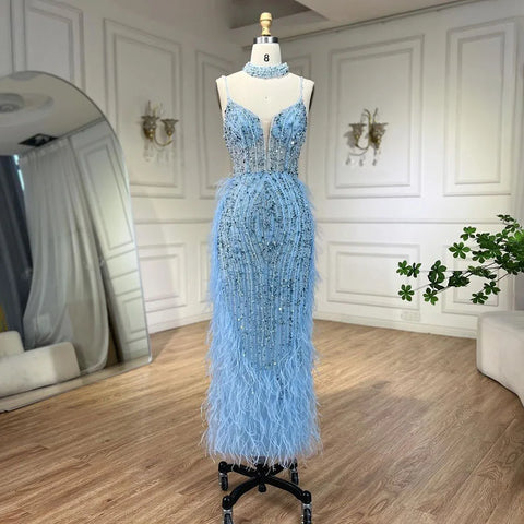 Vestido de noche de sirena color nude blanco con tirantes finos, plumas y cuentas LA72047