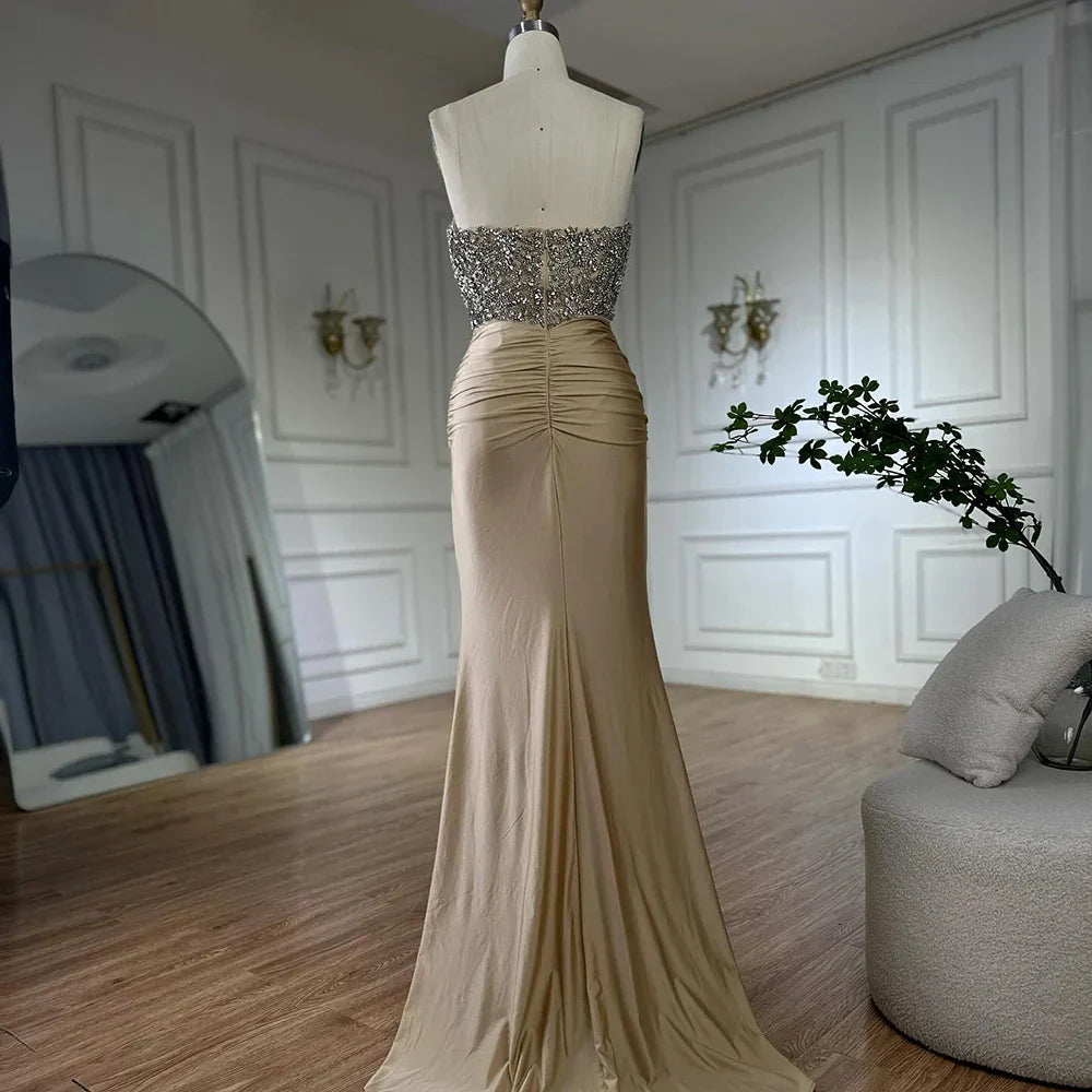 Vestido de noche elegante sin tirantes dorado de Arabia Saudita 2025 con cuentas de cristal para ocasiones formales LA72759 