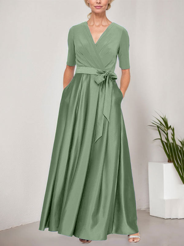 Vestido de baile con escote cruzado, falda amplia de satén y corpiño de jersey. 