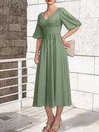 Vestido de novia de gasa de encaje, corte en A, escote en V y largo hasta la rodilla, con pliegues.