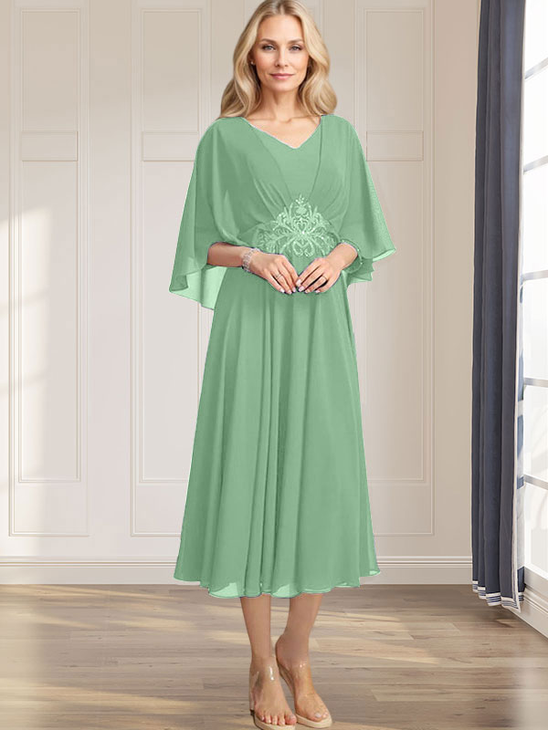 Robe de mariée trapèze en mousseline de soie, longueur thé, col en V, ornée de sequins plissés, d'appliques de dentelle et de perles. 