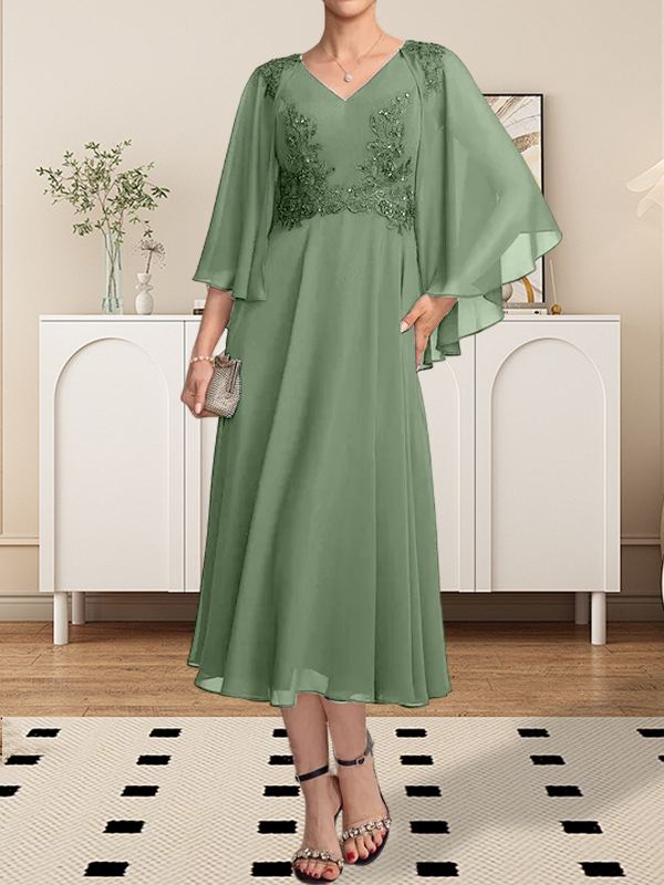 Vestido de corte A, escote en V, largo hasta la rodilla, de gasa, encaje, con lentejuelas y pedrería para la madre de la novia.
