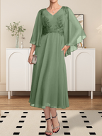 Vestido de corte A, escote en V, largo hasta la rodilla, de gasa, encaje, con lentejuelas y pedrería para la madre de la novia.