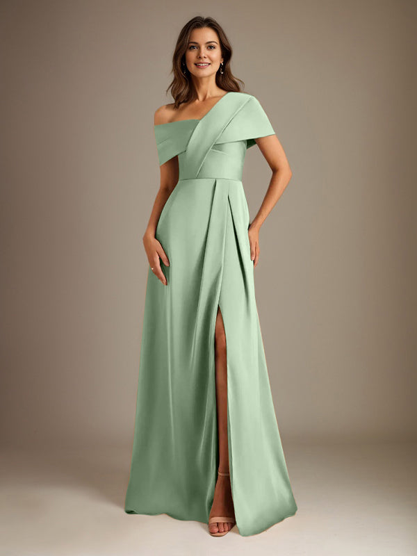 Robe de mère de la mariée en satin, coupe trapèze, décolleté asymétrique et plis. 
