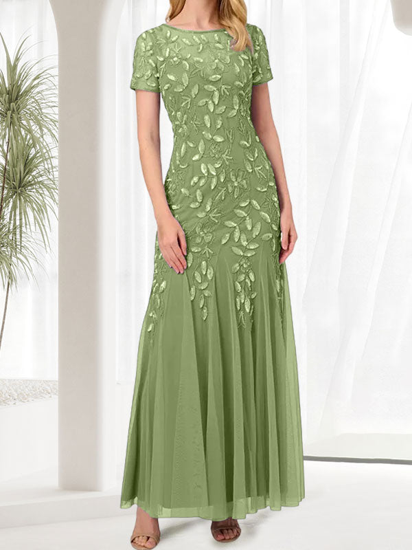 Robe longue bleue sirène à col rond ornée de perles, idéale pour la mère de la mariée