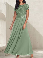 Vestido largo de corte A, color gris carbón, con escote redondo y detalles de pedrería, ideal para la madre de la novia.