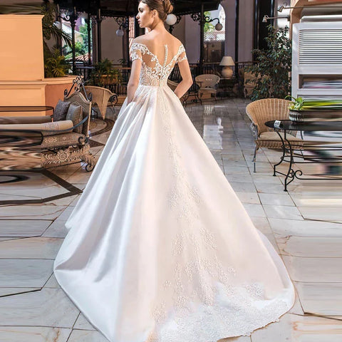 Vestidos de novia de satén corte A con estampado de calcomanías, estilo bata de novia con escote corazón, hombros descubiertos, espalda descubierta con botones y encaje, con bolsillos.