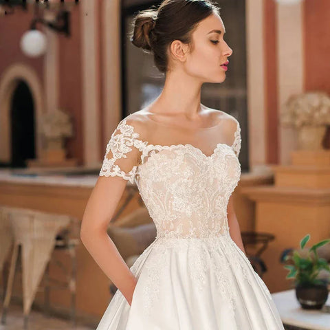 Vestidos de novia de satén corte A con estampado de calcomanías, estilo bata de novia con escote corazón, hombros descubiertos, espalda descubierta con botones y encaje, con bolsillos.