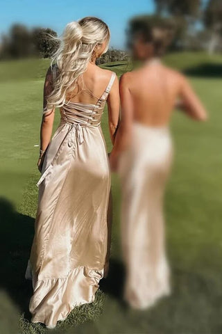 Vestido largo de dama de honor de satén, corte en A, tirantes finos, cordones y abertura.