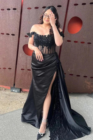 Robes de bal longues en satin fourreau à épaules dénudées avec applications de dentelle