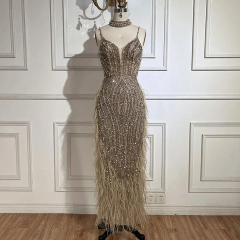 Vestido de noche de sirena color nude blanco con tirantes finos, plumas y cuentas LA72047