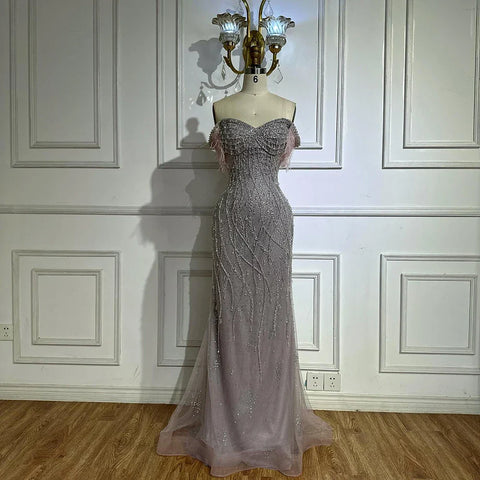 Vestido de noche de sirena con cuentas color piel y detalle de plumas para ocasiones formales 2025 LA72818 