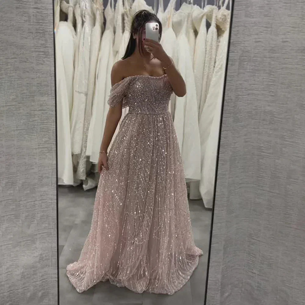 Vestido de noche corte A, color nude, con hombros descubiertos y diseño con perlas para ocasiones formales (LA72738A)