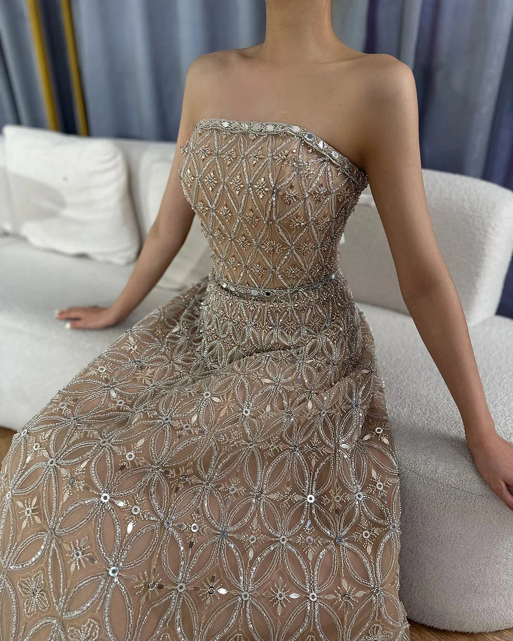 Vestido de noche largo, elegante, sin tirantes, con cuentas, corte en A, color gris árabe, modelo LA72755 (2025) 