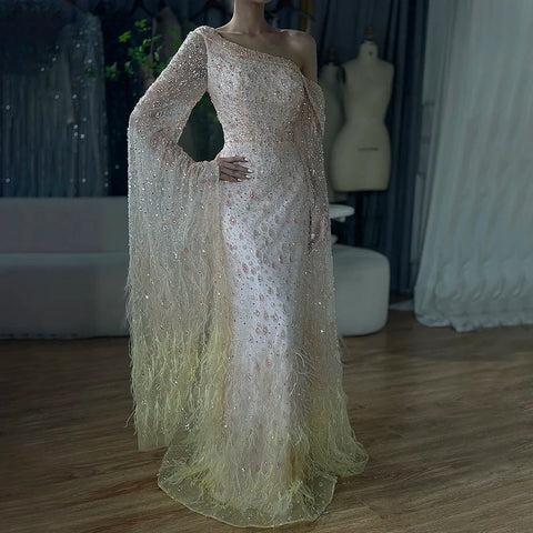 Vestido de noche de lujo con plumas, un solo hombro y mangas tipo capa LA72763 