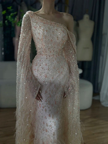 Vestido de noche de lujo con plumas, un solo hombro y mangas tipo capa LA72763 