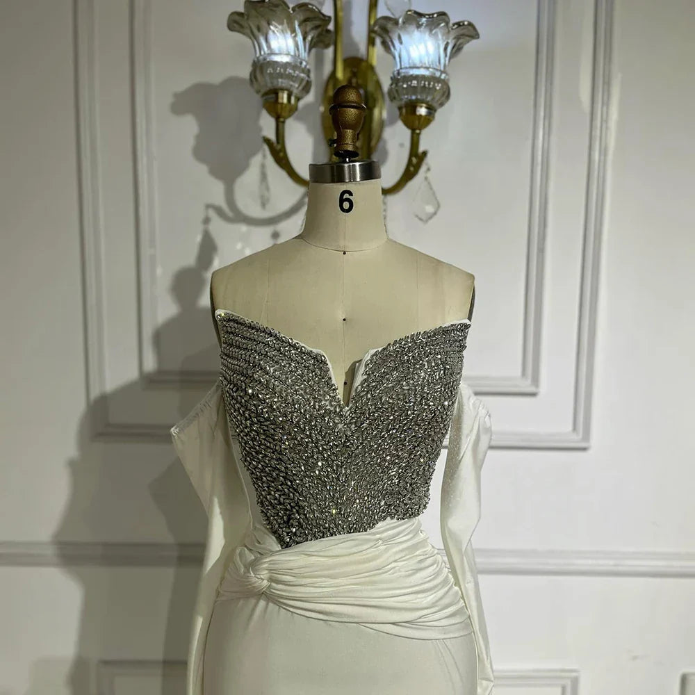 Vestido de noche árabe blanco elegante sin tirantes con bordado de cristales y guantes para ocasiones formales LA72758 (2025) 