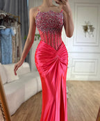 Vestido de noche de lujo estilo sirena, corte sirena, con abertura lateral, escote palabra de honor y cuentas, color fucsia árabe, modelo LA72671 (2025). 