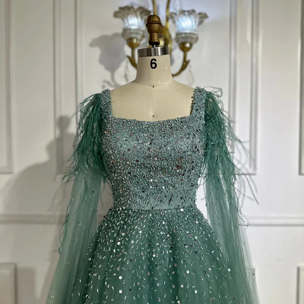 Vestido de noche de lujo saudí, corte A, estilo árabe, con plumas, mangas tipo capa y cuentas. Ideal para ocasiones formales. Modelo LA71782A (2025). 
