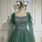 Vestido de noche de lujo saudí, corte A, estilo árabe, con plumas, mangas tipo capa y cuentas. Ideal para ocasiones formales. Modelo LA71782A (2025). 