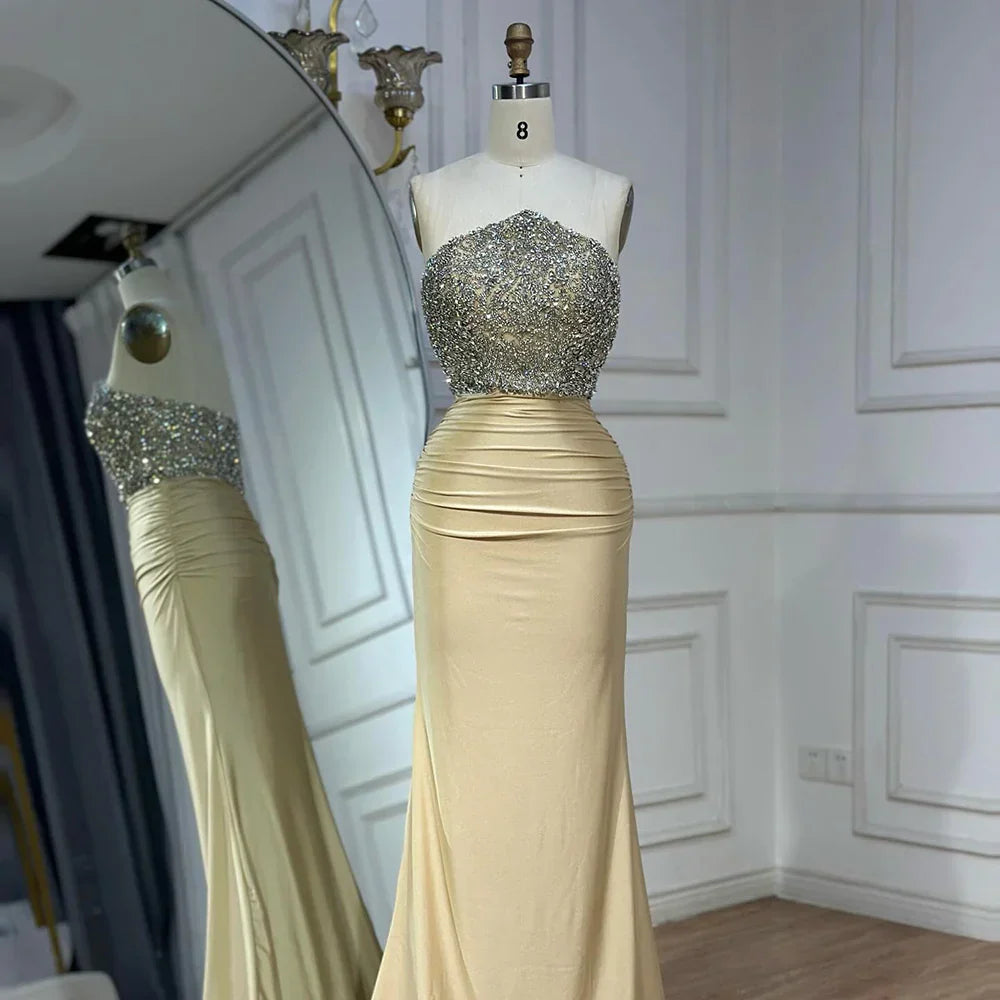 Vestido de noche elegante sin tirantes dorado de Arabia Saudita 2025 con cuentas de cristal para ocasiones formales LA72759 
