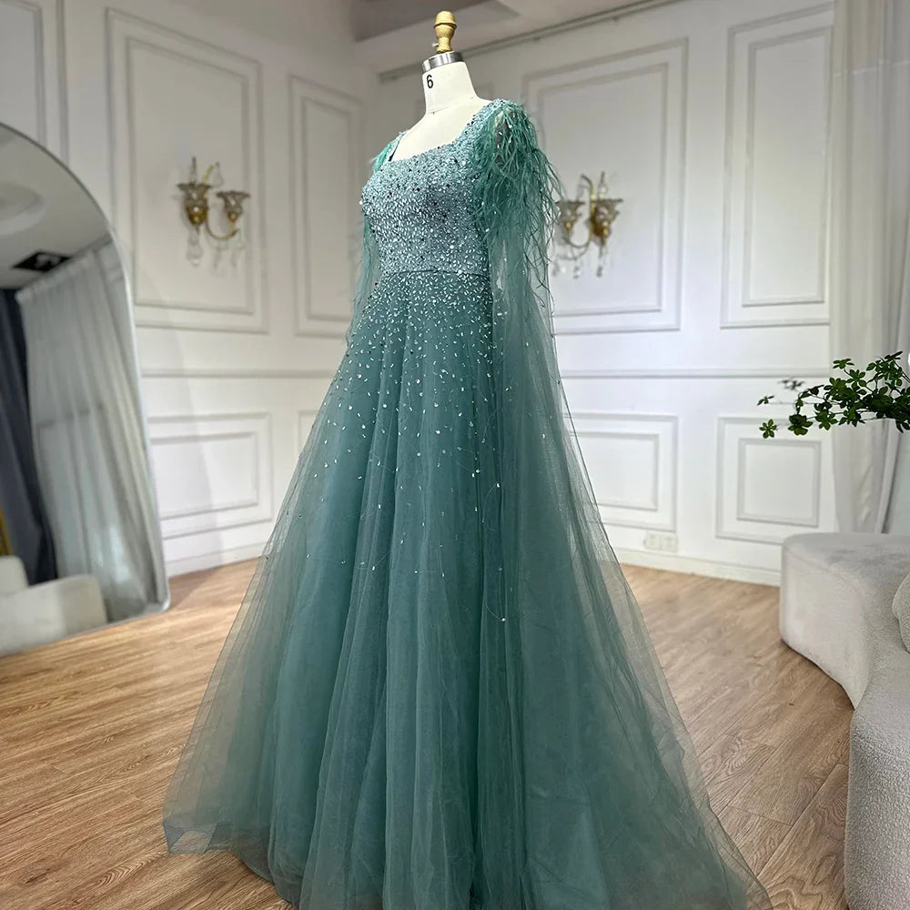 Vestido de noche de lujo saudí, corte A, estilo árabe, con plumas, mangas tipo capa y cuentas. Ideal para ocasiones formales. Modelo LA71782A (2025). 