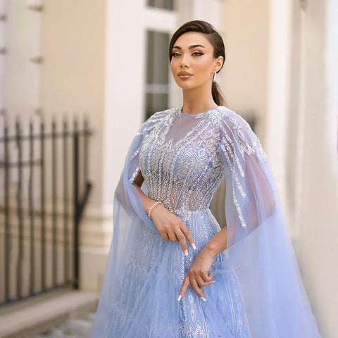 Vestido de noche azul de lujo con mangas tipo capa LA72666